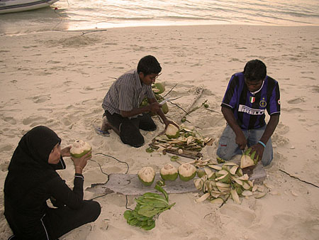 08 Making coconut drinks on the beach, Uligan, Maldives